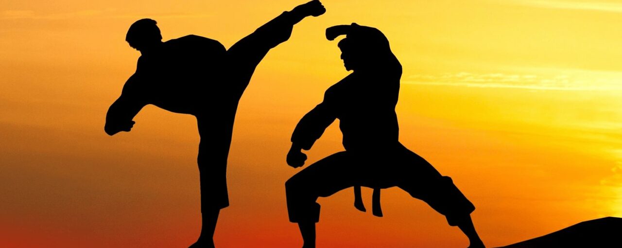 How does a Dutch kickboxing differ from the mainstream kickboxing?